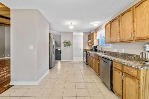 163 Woodburn Crescent, Okotoks, AB - Indoor Photo Showing Kitchen