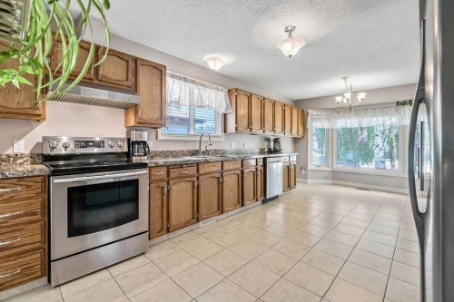 163 Woodburn Crescent, Okotoks, AB - Indoor Photo Showing Kitchen