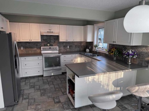 672 Killarney Glen Court Sw, Calgary, AB - Indoor Photo Showing Kitchen With Double Sink