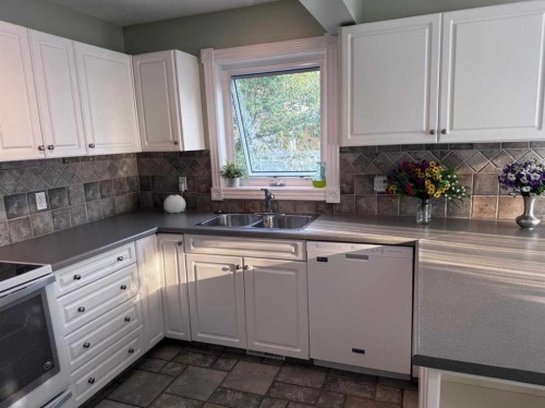 672 Killarney Glen Court Sw, Calgary, AB - Indoor Photo Showing Kitchen With Double Sink
