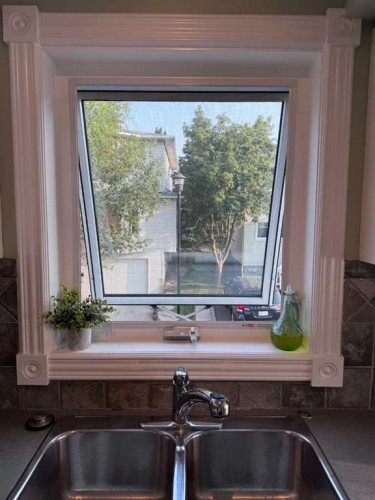 672 Killarney Glen Court Sw, Calgary, AB - Indoor Photo Showing Kitchen With Double Sink