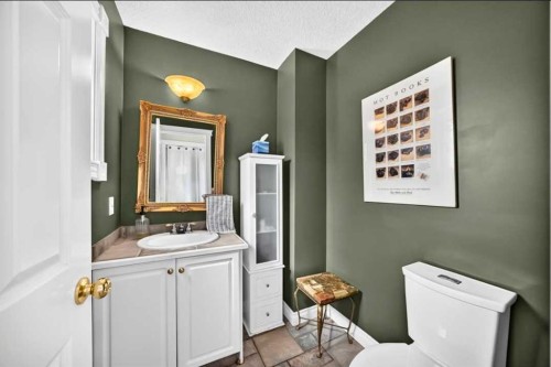 672 Killarney Glen Court Sw, Calgary, AB - Indoor Photo Showing Bathroom