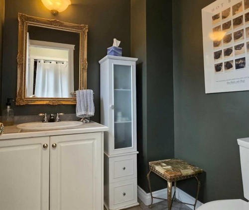 672 Killarney Glen Court Sw, Calgary, AB - Indoor Photo Showing Bathroom