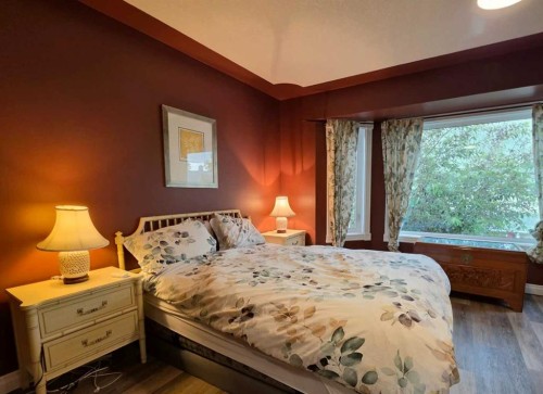 672 Killarney Glen Court Sw, Calgary, AB - Indoor Photo Showing Bedroom