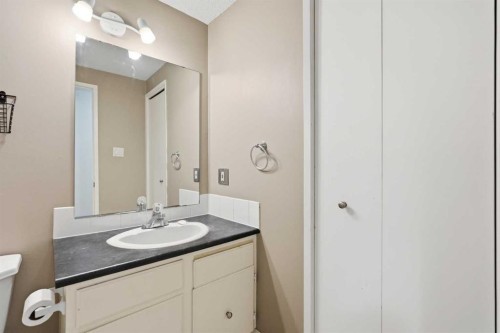 4-126 Mcrae Street, Okotoks, AB - Indoor Photo Showing Bathroom