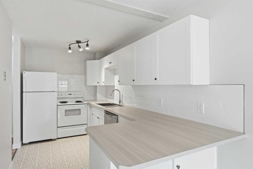 4-126 Mcrae Street, Okotoks, AB - Indoor Photo Showing Kitchen