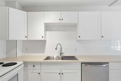 4-126 Mcrae Street, Okotoks, AB - Indoor Photo Showing Kitchen