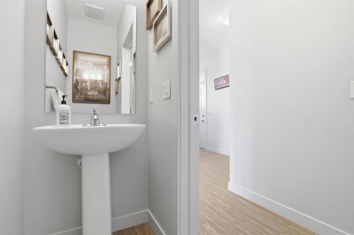 4 Heritage Terrace, Cochrane, AB - Indoor Photo Showing Bathroom