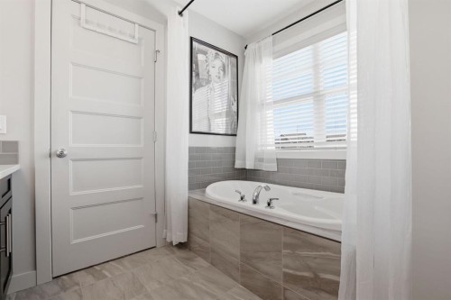 4 Heritage Terrace, Cochrane, AB - Indoor Photo Showing Bathroom