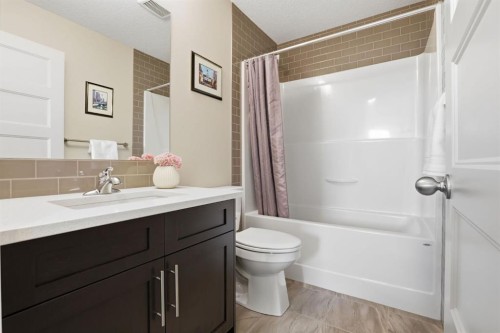 4 Heritage Terrace, Cochrane, AB - Indoor Photo Showing Bathroom
