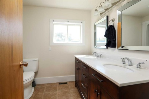 1411 Twp Rd 7-3 Road, Rural Pincher Creek No. 9, M.D. Of, AB - Indoor Photo Showing Bathroom