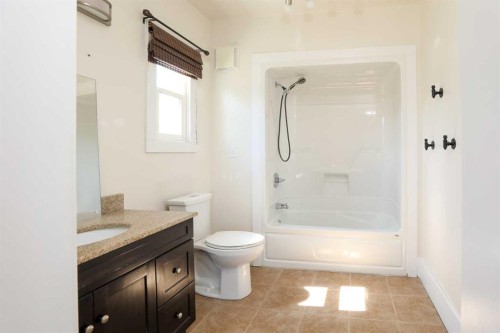 1411 Twp Rd 7-3 Road, Rural Pincher Creek No. 9, M.D. Of, AB - Indoor Photo Showing Bathroom