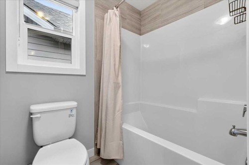 137 Cranbrook Cove Se, Calgary, AB - Indoor Photo Showing Bathroom
