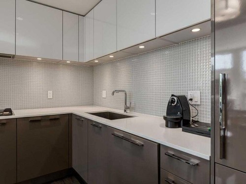 802-901 10 Avenue Sw, Calgary, AB - Indoor Photo Showing Kitchen With Upgraded Kitchen