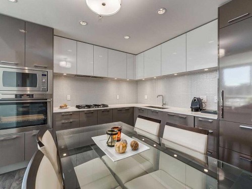 802-901 10 Avenue Sw, Calgary, AB - Indoor Photo Showing Kitchen With Upgraded Kitchen