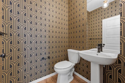 20305 45 Street Se, Calgary, AB - Indoor Photo Showing Bathroom