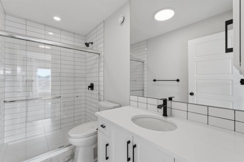 20305 45 Street Se, Calgary, AB - Indoor Photo Showing Bathroom
