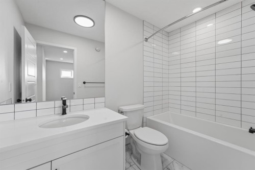 20305 45 Street Se, Calgary, AB - Indoor Photo Showing Bathroom