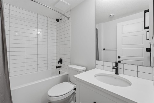 20305 45 Street Se, Calgary, AB - Indoor Photo Showing Bathroom