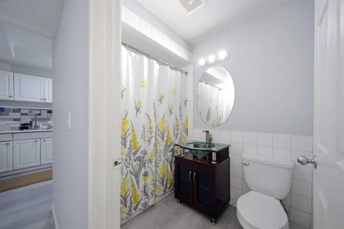 133 Saddlecrest Green Ne, Calgary, AB - Indoor Photo Showing Bathroom