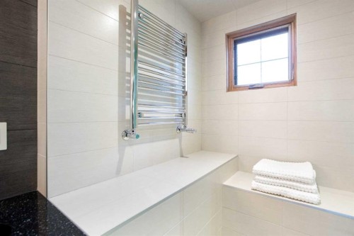 738 Crescent Road Nw, Calgary, AB - Indoor Photo Showing Bathroom