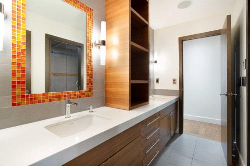 738 Crescent Road Nw, Calgary, AB - Indoor Photo Showing Bathroom