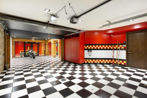 738 Crescent Road Nw, Calgary, AB - Indoor Photo Showing Garage