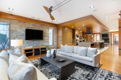 738 Crescent Road Nw, Calgary, AB - Indoor Photo Showing Living Room