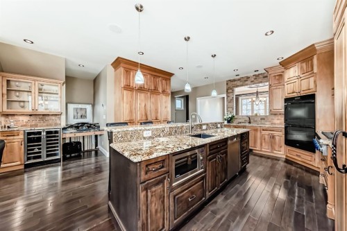 1108 Bellevue Avenue Se, Calgary, AB - Indoor Photo Showing Kitchen With Upgraded Kitchen