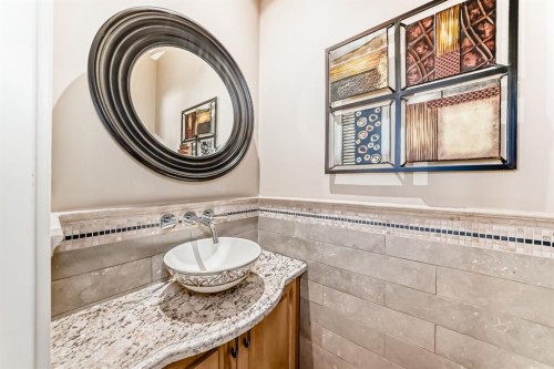 1108 Bellevue Avenue Se, Calgary, AB - Indoor Photo Showing Bathroom