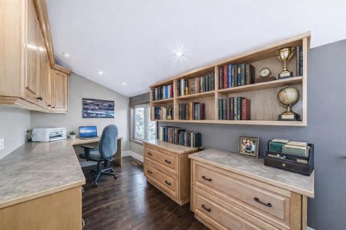 1108 Bellevue Avenue Se, Calgary, AB - Indoor Photo Showing Office