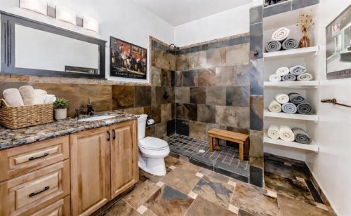 1108 Bellevue Avenue Se, Calgary, AB - Indoor Photo Showing Bathroom