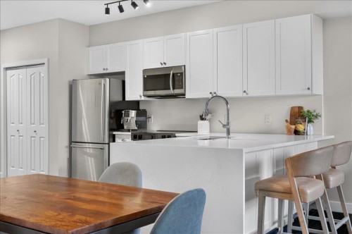109-838 19 Avenue Sw, Calgary, AB - Indoor Photo Showing Other Room