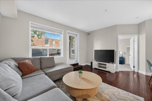 109-838 19 Avenue Sw, Calgary, AB - Indoor Photo Showing Living Room
