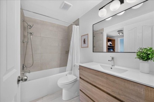 109-838 19 Avenue Sw, Calgary, AB - Indoor Photo Showing Bathroom