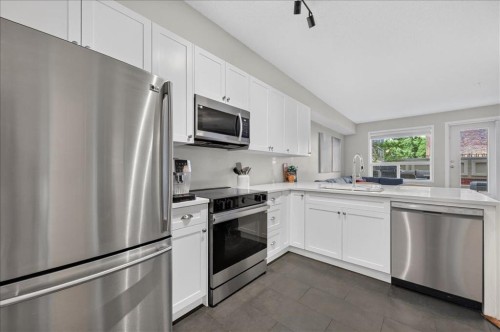 109-838 19 Avenue Sw, Calgary, AB - Indoor Photo Showing Kitchen With Upgraded Kitchen