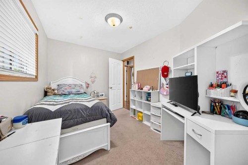 168 Country Hills Way Nw, Calgary, AB - Indoor Photo Showing Bedroom