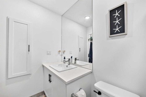 162 Silverado Boulevard Sw, Calgary, AB - Indoor Photo Showing Bathroom