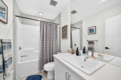 162 Silverado Boulevard Sw, Calgary, AB - Indoor Photo Showing Bathroom