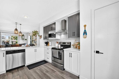 162 Silverado Boulevard Sw, Calgary, AB - Indoor Photo Showing Kitchen