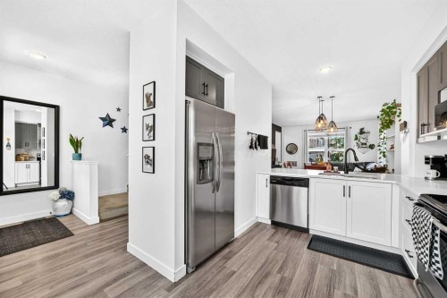 162 Silverado Boulevard Sw, Calgary, AB - Indoor Photo Showing Kitchen