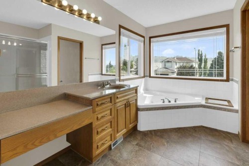 120 Gleneagles Terrace, Cochrane, AB - Indoor Photo Showing Bathroom