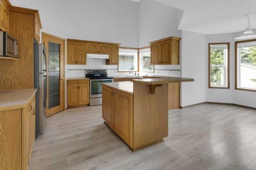 120 Gleneagles Terrace, Cochrane, AB - Indoor Photo Showing Kitchen