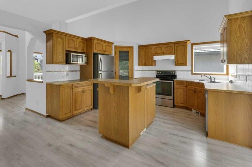 120 Gleneagles Terrace, Cochrane, AB - Indoor Photo Showing Kitchen With Double Sink