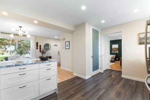 8 Midridge Bay Se, Calgary, AB - Indoor