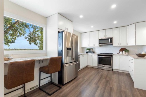 8 Midridge Bay Se, Calgary, AB - Indoor Photo Showing Kitchen