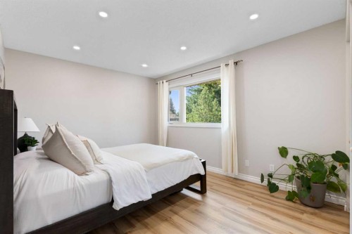 8 Midridge Bay Se, Calgary, AB - Indoor Photo Showing Bedroom