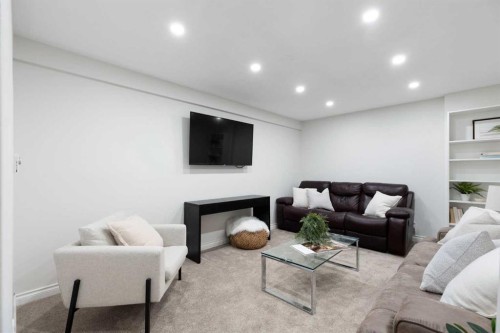 8 Midridge Bay Se, Calgary, AB - Indoor