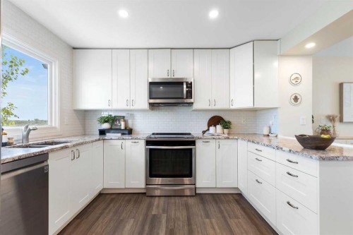 8 Midridge Bay Se, Calgary, AB - Indoor Photo Showing Kitchen With Double Sink With Upgraded Kitchen