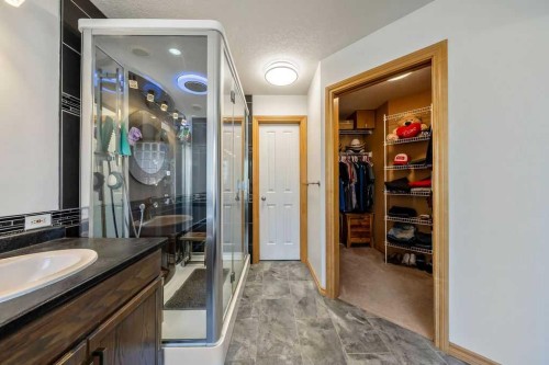 391 Banister Drive, Okotoks, AB - Indoor Photo Showing Bathroom
